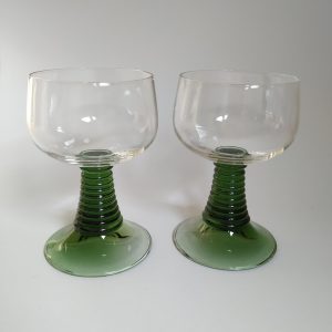 Vintage wijnglazen met groene voet