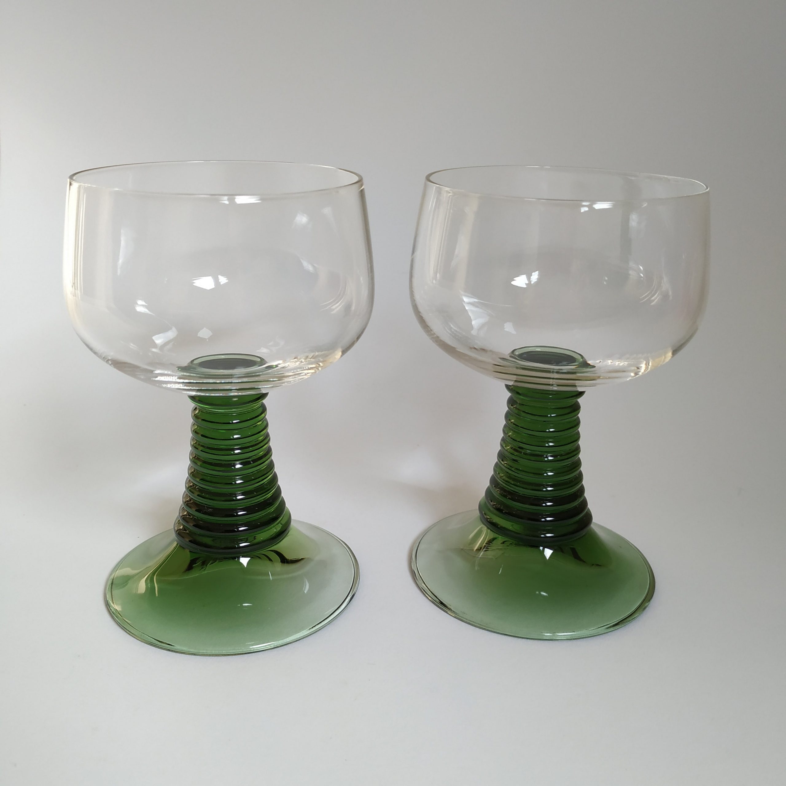 Vintage Wijnglazen Met Groene Voet - Bekijk Ze Bij Queens Vintage