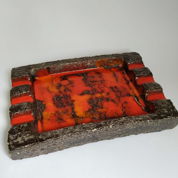 Asbak oranje-rood geglazuurde aardewerk jaren 60-70 afm 25,5×17,5cm (1)