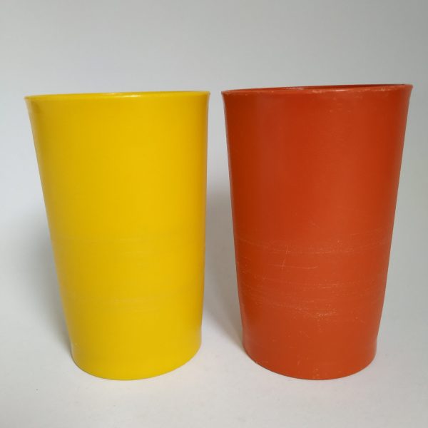 Bekers van tupperware – 2 stuks – oranje-geel (1)