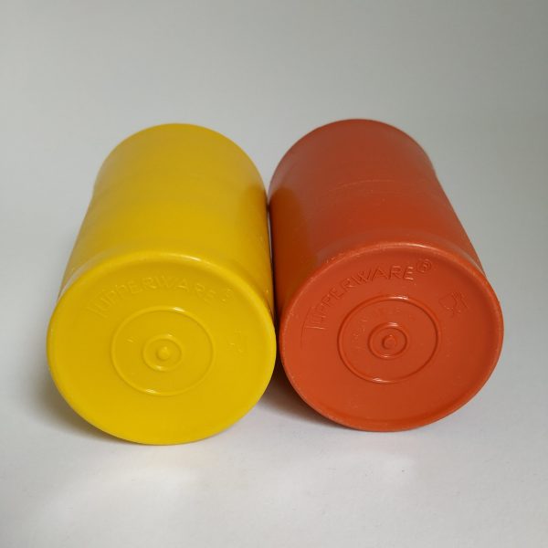 Bekers van tupperware – 2 stuks – oranje-geel (2)