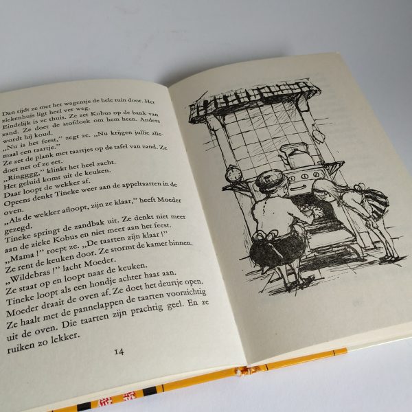 Boek (hardcover) Tineke bakt een appeltaart – jaren 60 (3)