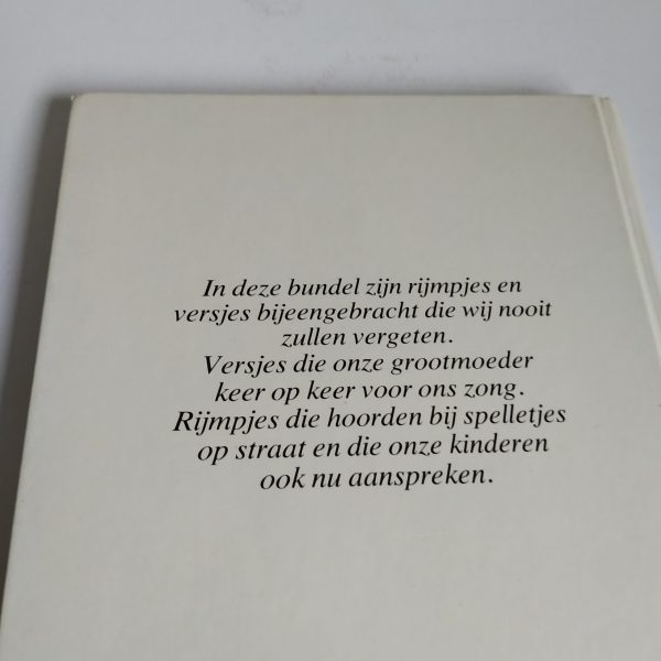 Boek (hardcover) – Twee emmertjes water halen – Rijmpjes en versjes (3)