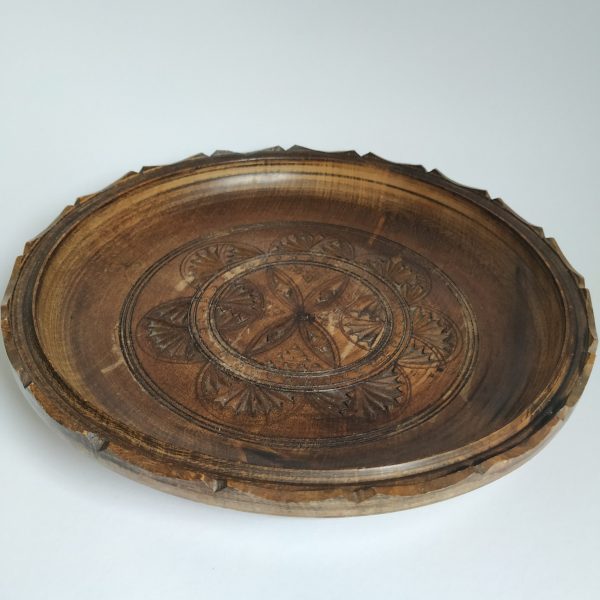 Houten ronde schaal met snijwerk – diameter 26 cm (1)