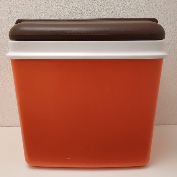 Koelbox van het merk Curver – oranje-bruin – jaren 70 (1)