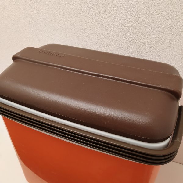 Koelbox van het merk Curver – oranje-bruin – jaren 70 (2)