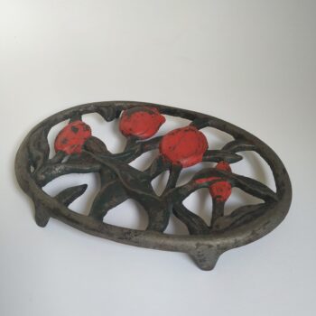 Onderzetter Pan van Gietijzer met Rode Tulpen