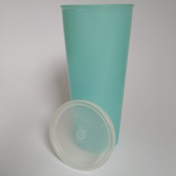Beker Tupperware met deksel licht blauw – hoogte 16,5 cm (1)