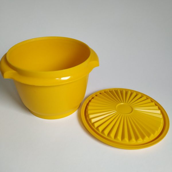 Vershoudbakje Tupperware (geel) diameter 12 cm – hoogte 9 cm(1)