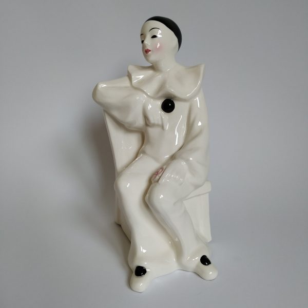 Pierrot op stoel met een roos van steen – hoogte 18 cm (1)