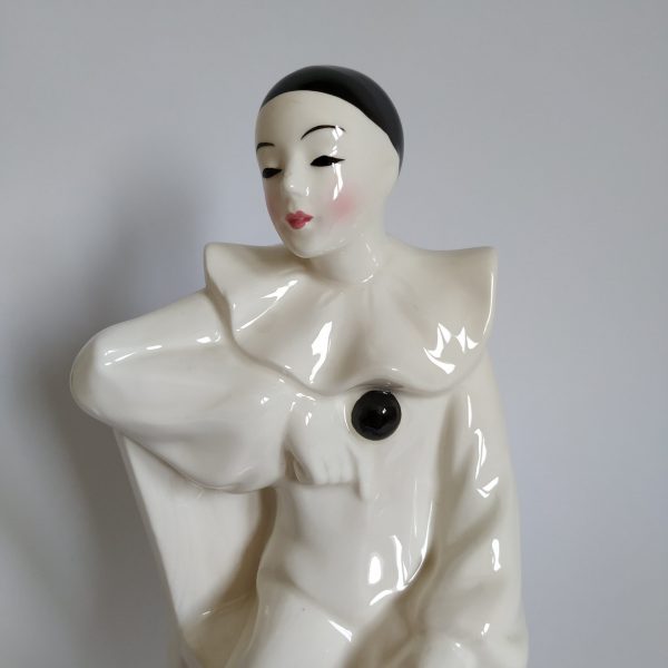 Pierrot op stoel met een roos van steen – hoogte 18 cm (2)