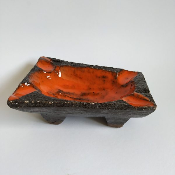 Asbak – oranje geglazuurde bruin aardewerk asbak 17 x 14 cm en 17 x 10 cm (a-symetrisch) (1)