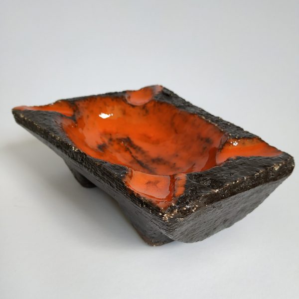 Asbak – oranje geglazuurde bruin aardewerk asbak 17 x 14 cm en 17 x 10 cm (a-symetrisch) (3)