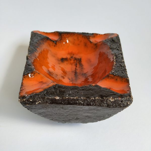 Asbak – oranje geglazuurde bruin aardewerk asbak 17 x 14 cm en 17 x 10 cm (a-symetrisch) (6)