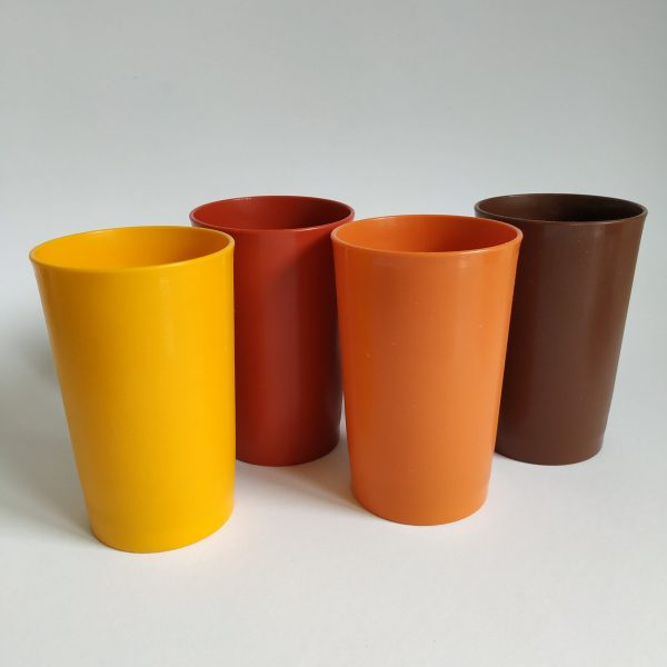 Bekers Tupperware 4 stuks – hoogte 11cm – geel-oranje-bruinrood-bruin (1)