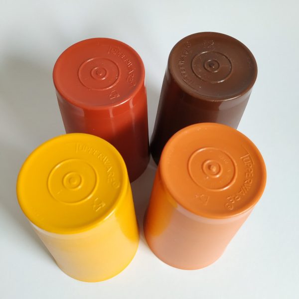 Bekers Tupperware 4 stuks – hoogte 11cm – geel-oranje-bruinrood-bruin (3)