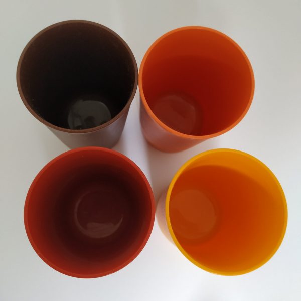 Bekers Tupperware 4 stuks – hoogte 11cm – geel-oranje-bruinrood-bruin (8)