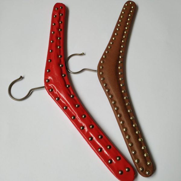 Kleerhangers in skai – 2 kleuren – rood en bruin (1)