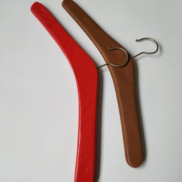 Kleerhangers in skai – 2 kleuren – rood en bruin (2)