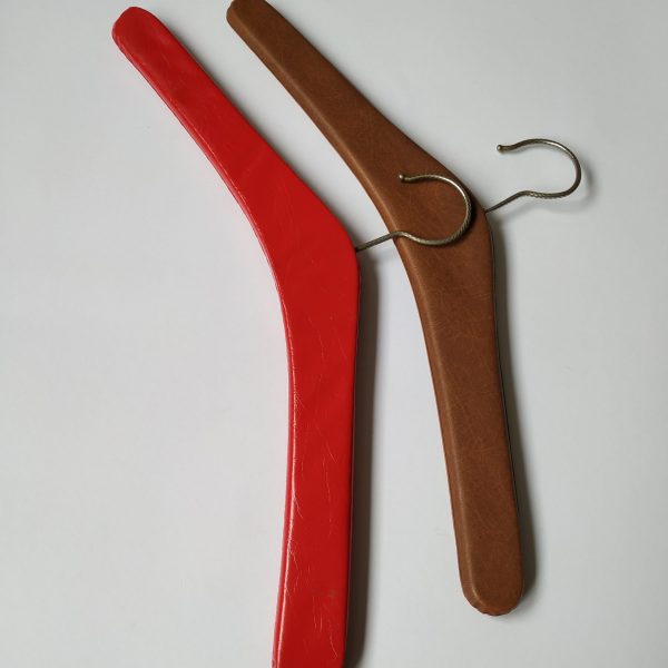 Kleerhangers in skai – 2 kleuren – rood en bruin (2)