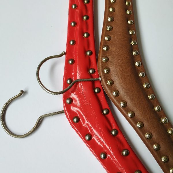 Kleerhangers in skai – 2 kleuren – rood en bruin (3)