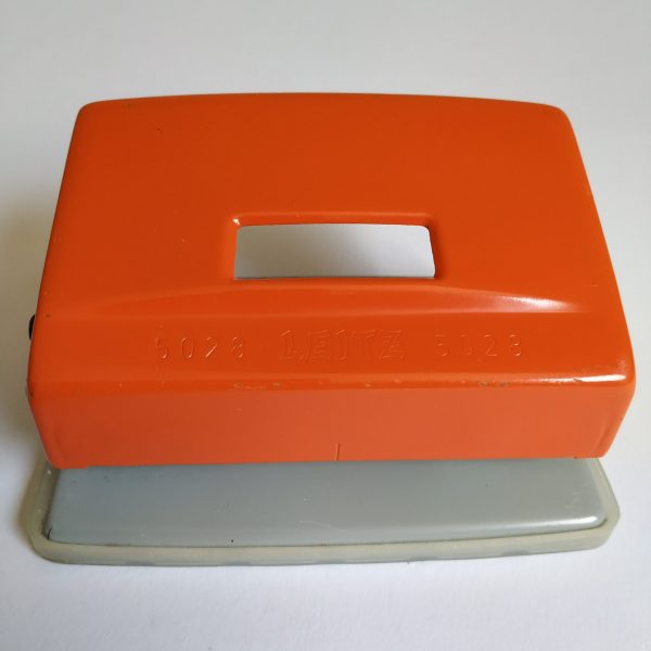 Perforator Leitz 5028 – oranje – 11,5 x 7,5 x 6,5 cm (4)