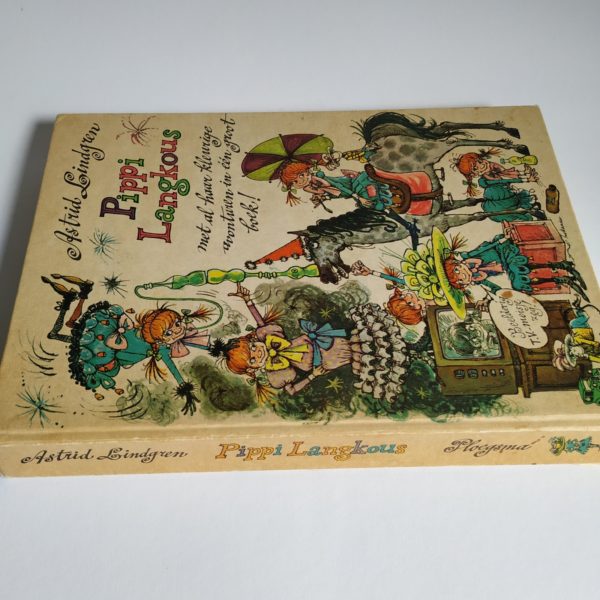 Vintage Boek van Pippi Langkous met al haar kleurige avonturen in één groot boek!