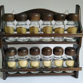 Vintage Kruidenrekje van hout met originele glazen potjes