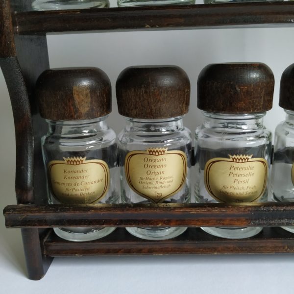 Vintage Kruidenrekje van hout met originele glazen potjes