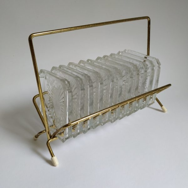Vintage metalen goudkleurig rekje met 11 vierkante glazen onderzetters