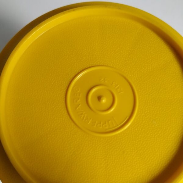 Beker Tupperware (geel) met handvat en deksel – hoogte 10 cm – diameter 8 cm (2)