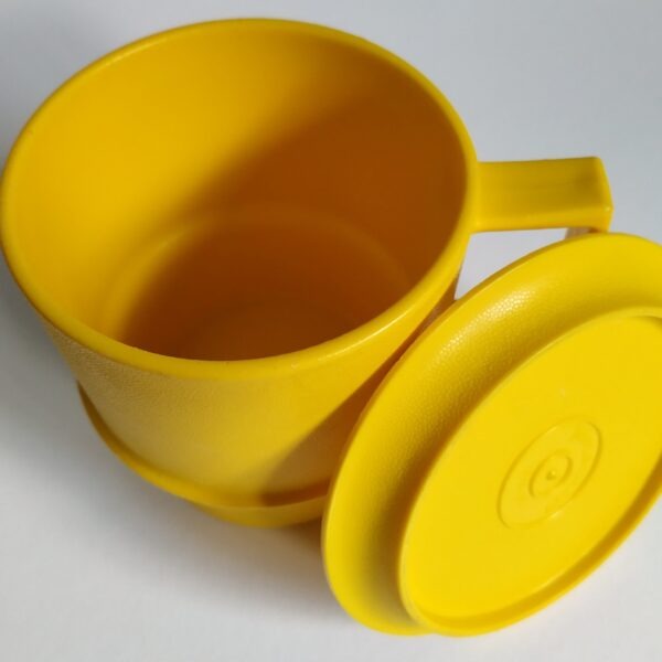 Beker Tupperware (geel) met handvat en deksel – hoogte 10 cm – diameter 8 cm (3)