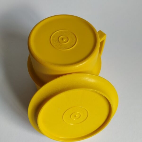 Beker Tupperware (geel) met handvat en deksel – hoogte 10 cm – diameter 8 cm (4)