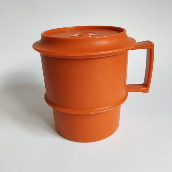 Beker Tupperware (oranje) met handvat en deksel – hoogte 10 cm – diameter 8 cm (2)