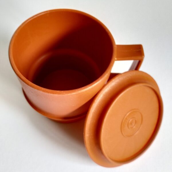 Beker Tupperware (oranje) met handvat en deksel – hoogte 10 cm – diameter 8 cm (5)