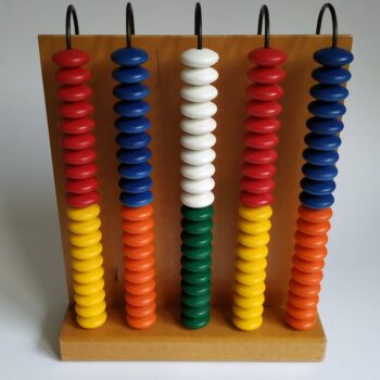 Grote houten Abacus (telraam) met 100 gekleurde kunststof knopen/kralen