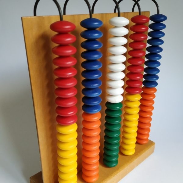 Grote houten Abacus (telraam) met 100 gekleurde kunststof knopen/kralen