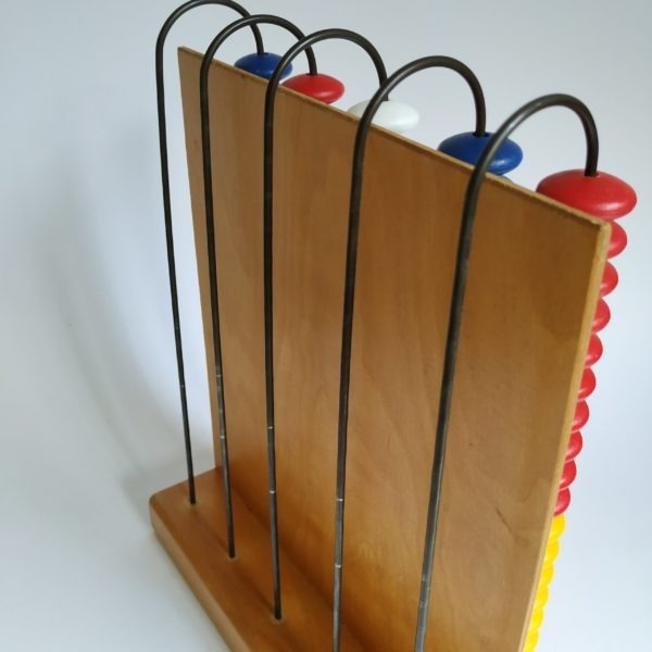 Grote houten Abacus (telraam) met 100 gekleurde kunststof knopen/kralen
