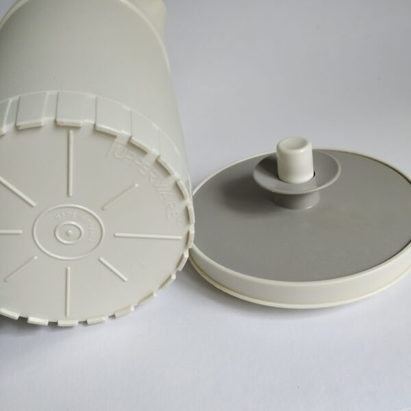 Schenkkan – sapkan Tupperware met luchtdicht afsluitbare deksel – gebroken wit-grijs hoogte 21,5 cm – diameter 12 cm (2)