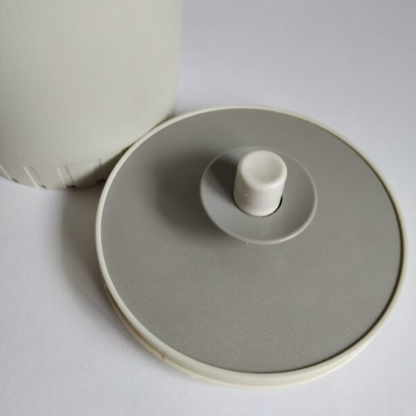 Schenkkan – sapkan Tupperware met luchtdicht afsluitbare deksel – gebroken wit-grijs hoogte 21,5 cm – diameter 12 cm (3)