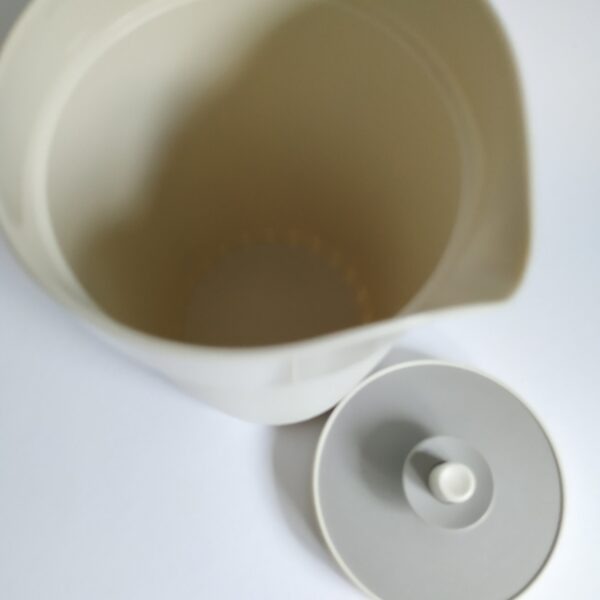 Schenkkan – sapkan Tupperware met luchtdicht afsluitbare deksel – gebroken wit-grijs hoogte 21,5 cm – diameter 12 cm (4)