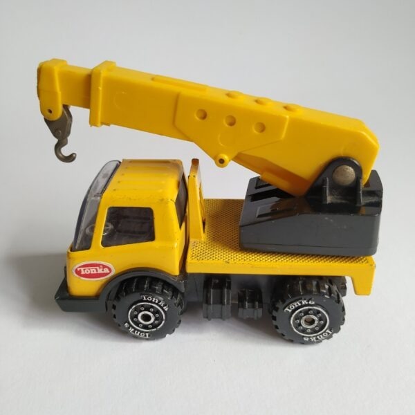 Speelgoedauto Tonka Kraanwagen (geel metaal) 10x5x6,5 cm. totale hoogte kraan 13 cm (1)