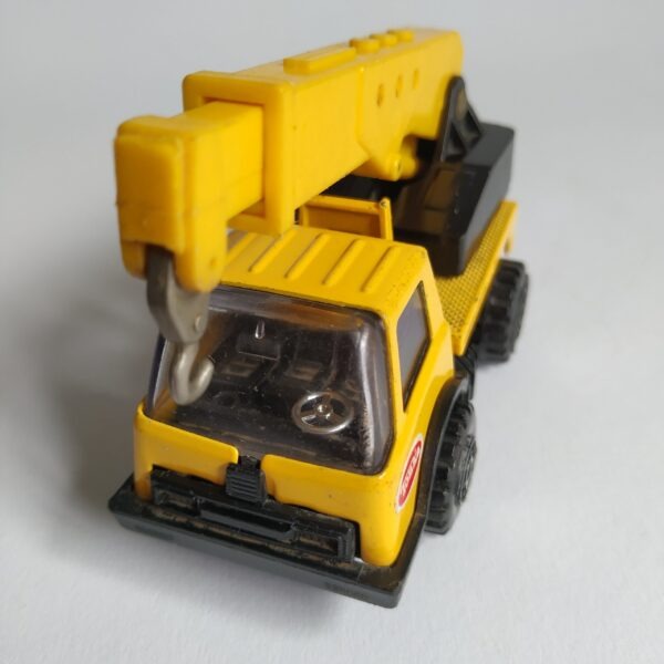 Speelgoedauto Tonka Kraanwagen (geel metaal) 10x5x6,5 cm. totale hoogte kraan 13 cm (2)
