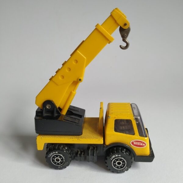 Speelgoedauto Tonka Kraanwagen (geel metaal) 10x5x6,5 cm. totale hoogte kraan 13 cm (3)