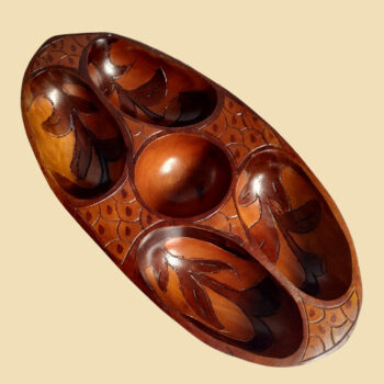 Vintage houten schaal met vakken en snijwerk
