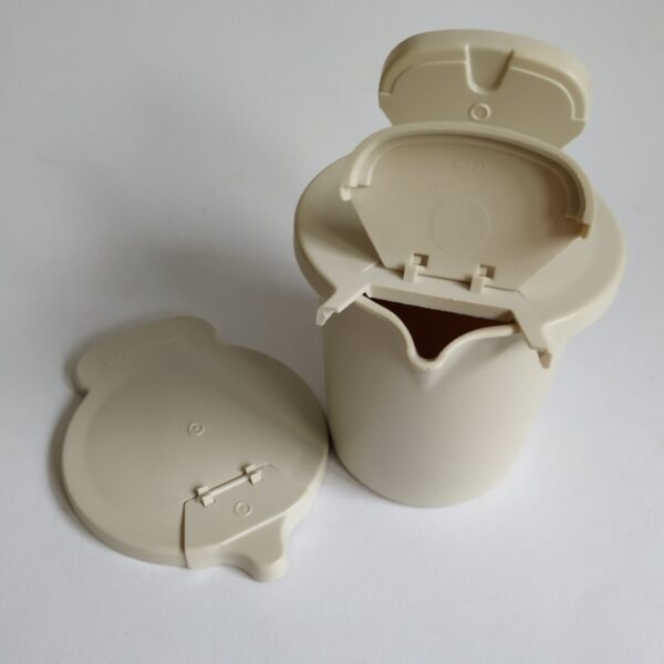 Melkkannetje-Strooier Tupperware (creme) hoogte 9,5 cm (2)