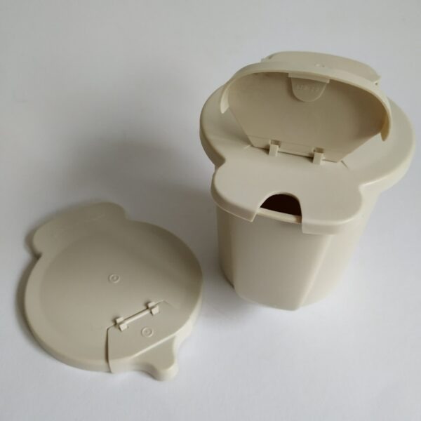 Melkkannetje-Strooier Tupperware (creme) hoogte 9,5 cm (3)