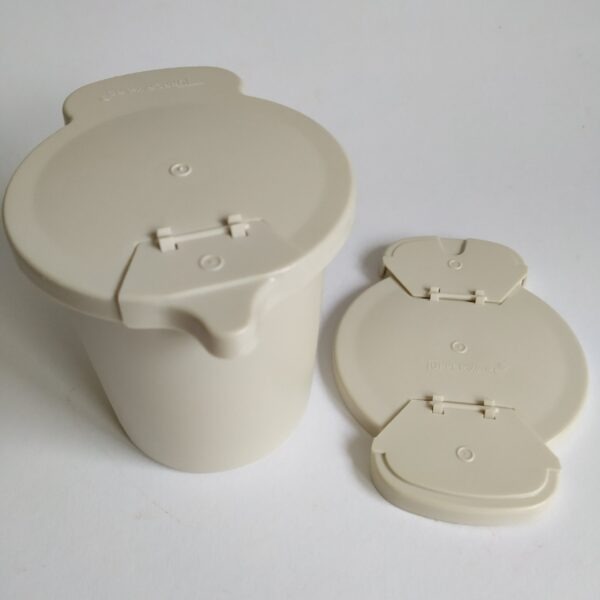 Melkkannetje-Strooier Tupperware (creme) hoogte 9,5 cm (5)