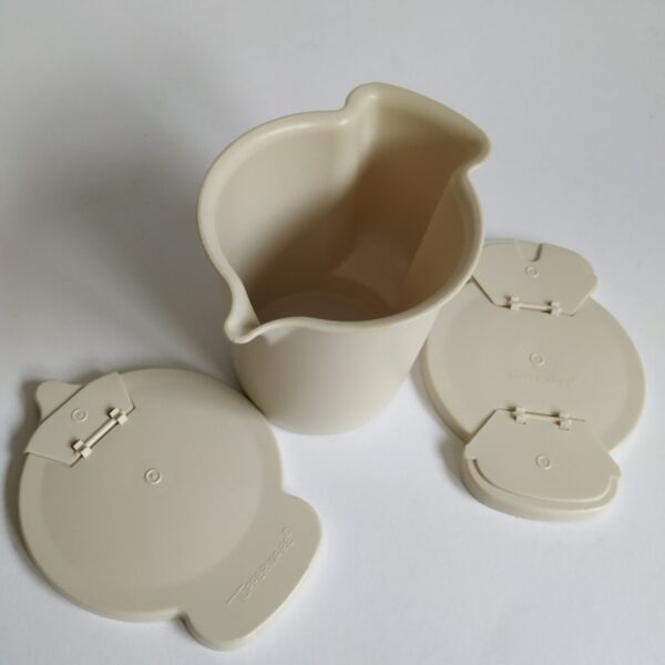 Melkkannetje-Strooier Tupperware (creme) hoogte 9,5 cm (7)