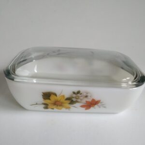 Vintage pyrex botervloot met afbeeldingen van bloemen